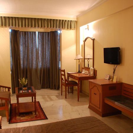 Hotel Royale Midtown Бхубанешвар Екстериор снимка